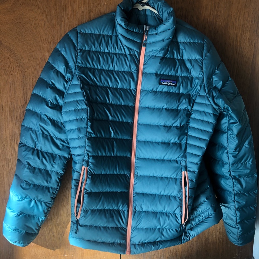 Patagonia women’s down sweater💙💙💓